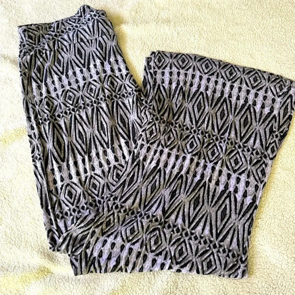 Cato Woman 14/16w black, gray and white diamond design stretchy pants wide leg - Picture 1 of 8